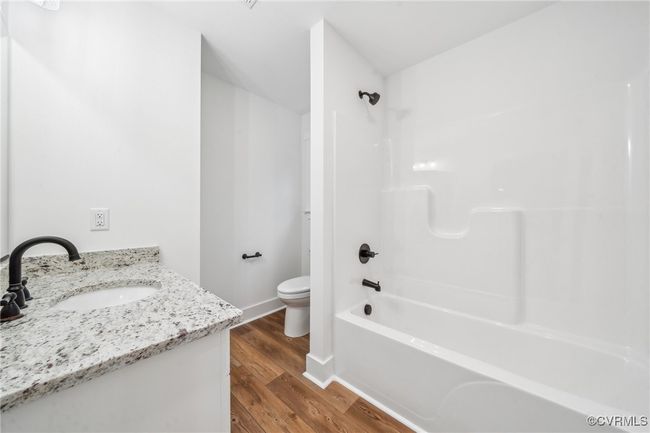 Upstairs hall bath | Image 24