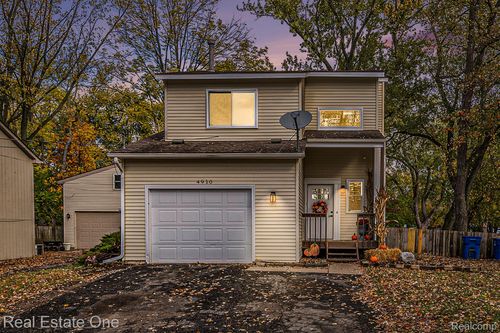 4910 Chipman Dr, Waterford, MI, 48327-3451 | Card Image