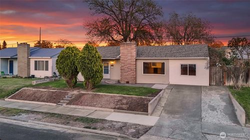 807 S Hawthorne Dr, Moses Lake, WA, 98837-2233 | Card Image