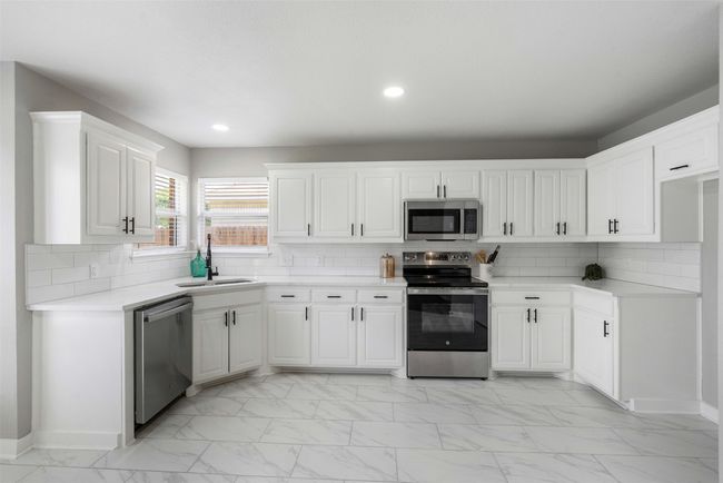 521 Pine St, House other with 3 bedrooms, 2 bathrooms and null parking in Crowley TX | Image 7