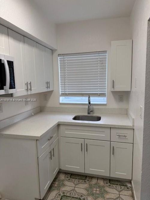 402-402 Nw 84th Ter, Miami, FL, 33150-2637 | Card Image