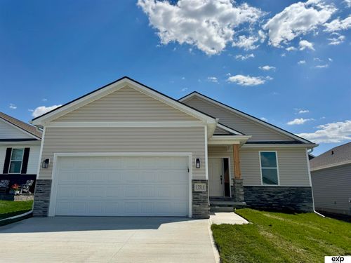 17511 Greenleaf St, Omaha, NE, 68136-1724 | Card Image