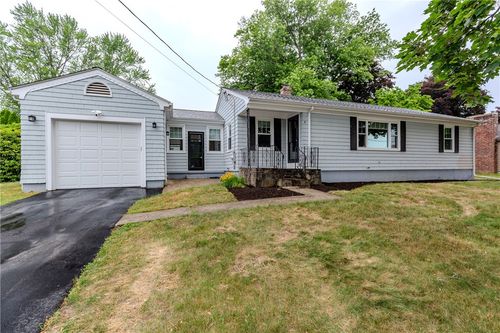 8 Barnes St, Greenville, RI, 02828-2105 | Card Image