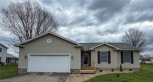 9825 Struthers Rd, New Middletown, OH, 44442-8711 | Card Image