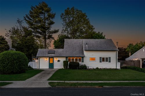 19 Palm Ln, Westbury, NY, 11590-6311 | Card Image