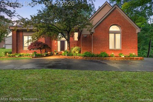 2295 Shore Hill Dr, West Bloomfield, MI, 48323-1967 | Card Image