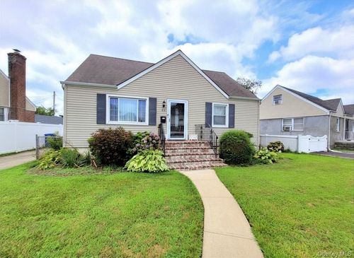 44 Circle Dr, Hempstead, NY, 11550-6610 | Card Image