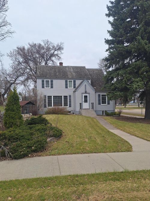 911 Emmerling Ave, Walhalla, ND, 58282-4403 | Card Image