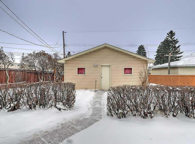 1306 40 Street Se, Home with 3 bedrooms, 1 bathrooms and 2 parking in Calgary AB | Image 6