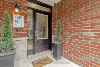 8 Melmar St, Home with 3 bedrooms, 3 bathrooms and 2 parking in Brampton ON | Image 3