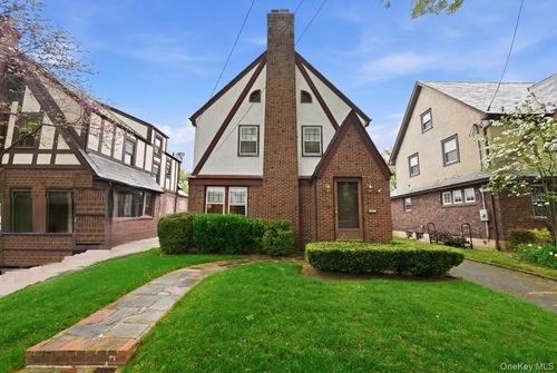 311 Carnation Ave, Floral Park, NY, 11001-3435 | Card Image