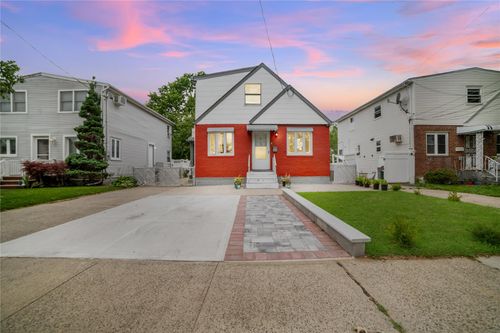 81 264th St, Glen Oaks, NY, 11004-1524 | Card Image