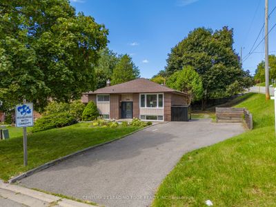 1084 Willowdale Ave, House other with 3 bedrooms, 3 bathrooms and 4 parking in Oshawa ON | Image 1