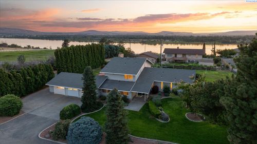 590 Mcdonald Dr, Pasco, WA, 99301-8952 | Card Image
