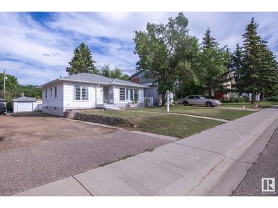 4317 49 A St, House other with 4 bedrooms, 2 bathrooms and null parking in Vegreville AB | Image 2