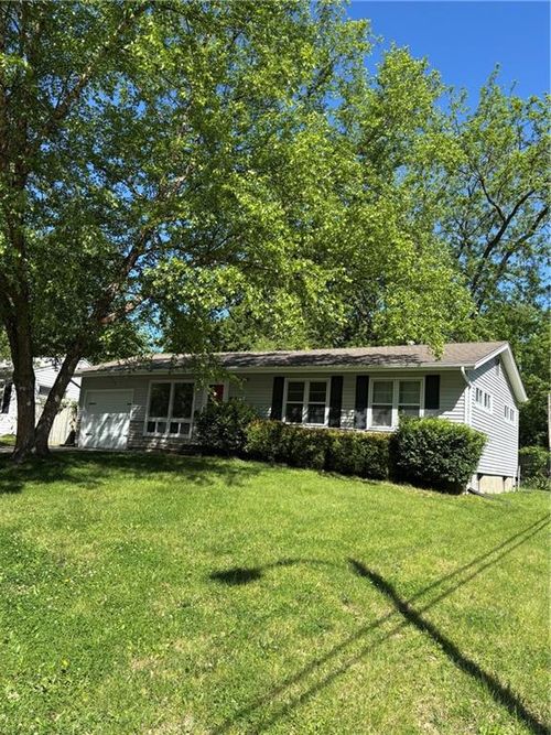 811 Union Cir, Sugar Creek, MO, 64050-1183 | Card Image