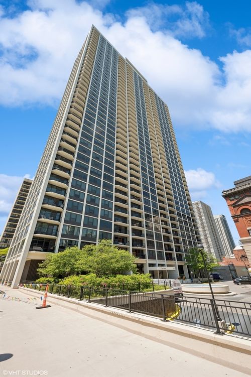 apt-2401-1560 Sandburg Ter, Chicago, IL, 60610-7720 | Card Image