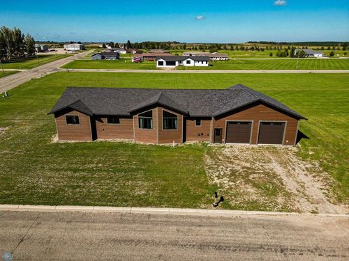 204 3rd St Nw, Gwinner, ND, 58040-4009 | Card Image