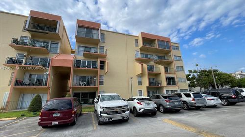 405-1975 W 44th Pl, Hialeah, FL, 33012-8412 | Card Image