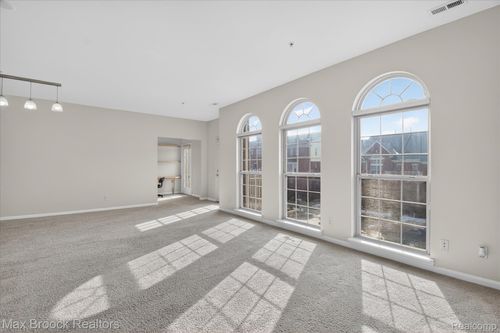 3255 Camden Dr, Troy, MI, 48084-7028 | Card Image