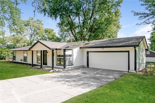 607 Hamblen Rd, Greenwood, MO, 64034-9623 | Card Image