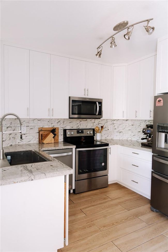 10919 Nw 67 Th Ter, House other with 4 bedrooms, 3 bathrooms and null parking in Doral FL | Image 16