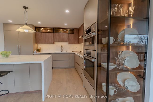 608 - 447 Walmer Rd, Condo with 3 bedrooms, 4 bathrooms and 2 parking in York ON | Image 12