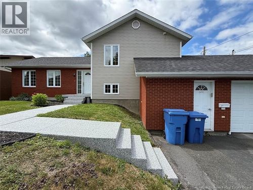 164 22 Nd St, House with 3 bedrooms, 2 bathrooms and null parking in Edmundston NB | Card Image