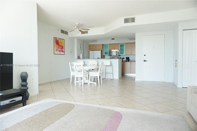 APT-606 - 17555 Atlantic Blvd, Condo with 2 bedrooms, 2 bathrooms and null parking in Sunny Isles Beach FL | Image 5