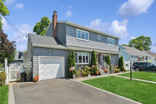 89 3rd Ave, Massapequa Park, NY, 11762-2520 | Card Image