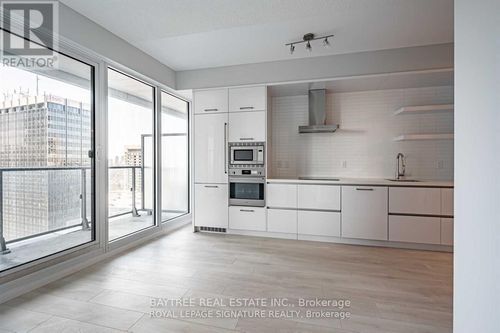 4006-2221 Yonge Street, Toronto (Mount Pleasant West), ON, M4S0B8 | Card Image