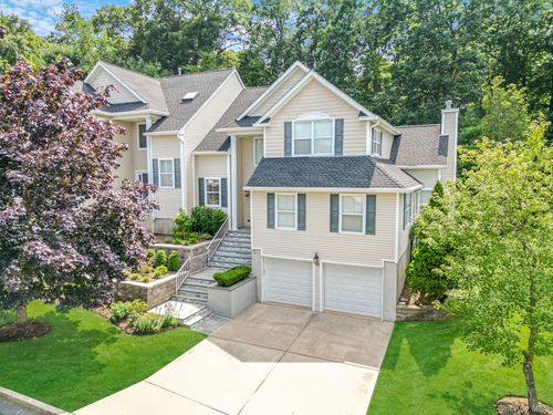 21 Vantage Ct, Port Jefferson, NY, 11777-2242 | Card Image