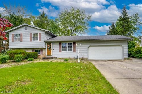 3277 Longwood Dr, Norton, OH, 44203-5279 | Card Image