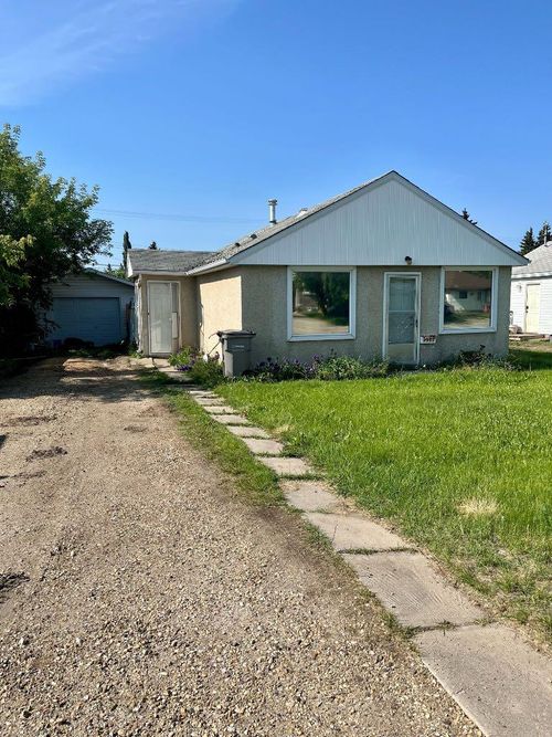 9503 104 Avenue, Home with 2 bedrooms, 1 bathrooms and 3 parking in Grande Prairie AB | Card Image