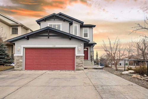 1260 Everridge Drive Sw, Home with 4 bedrooms, 3 bathrooms and 5 parking in Calgary AB | Card Image