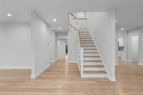 1 Hobart St, Bronxville, NY, 10708-1804 | Card Image