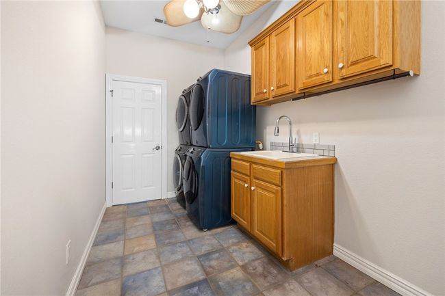 Main level laundry | Image 24