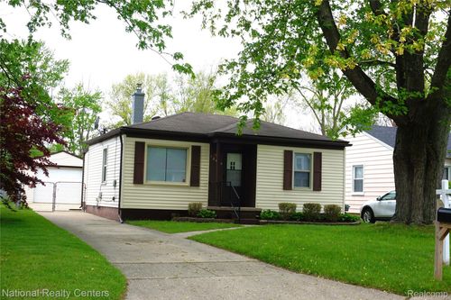 18505 Deering St, Livonia, MI, 48152-3765 | Card Image