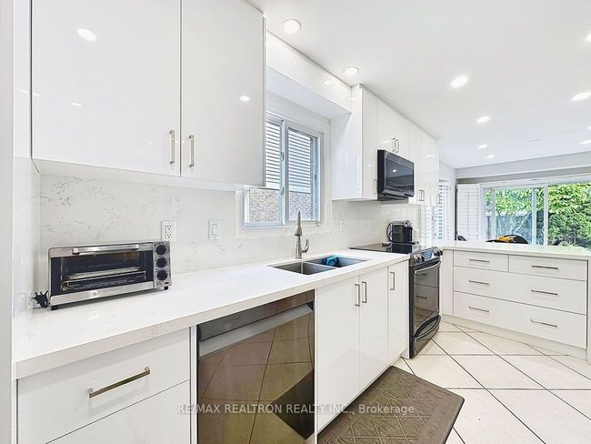 17 Colvin Cres, House other with 5 bedrooms, 4 bathrooms and 3 parking in Thornhill ON | Image 9