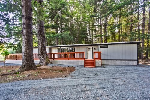 601 Pinewood Way, Cave Junction, OR, 97523-9647 | Card Image