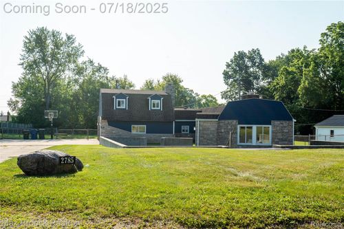 2785 Saint Clair Dr, Rochester Hills, MI, 48309-3125 | Card Image