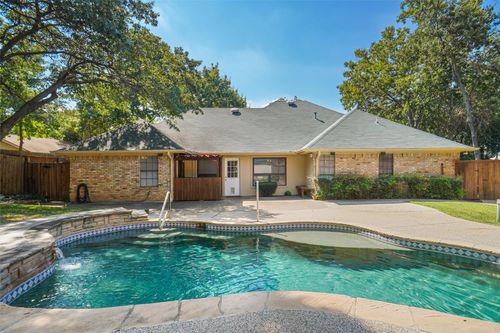 802 Chipwood Ct, Euless, TX, 76039-7705 | Card Image