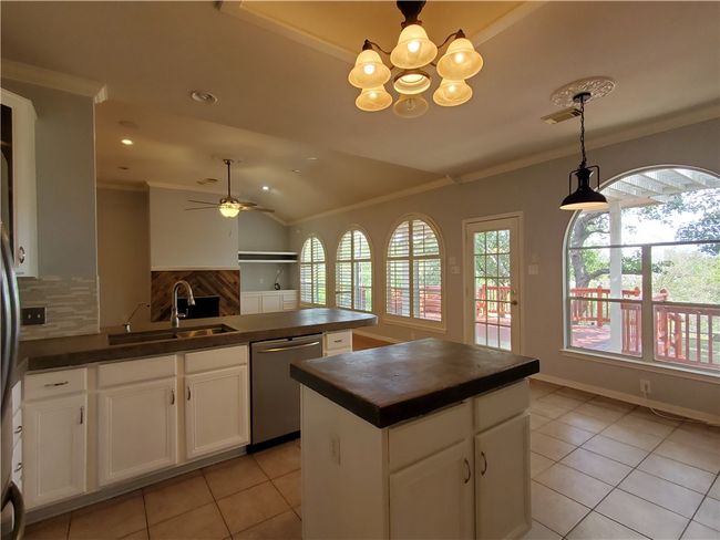 10400 W Cave Loop, House other with 4 bedrooms, 2 bathrooms and 5 parking in Dripping Springs TX | Image 15