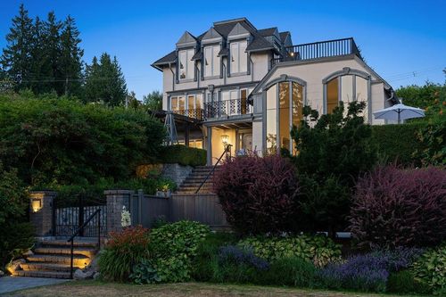 284 Sandringham Cres, North Vancouver, BC, V7N2R8 | Card Image