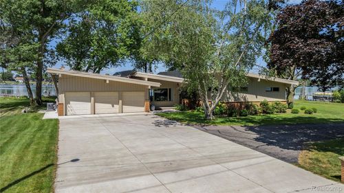22442 W River Rd, Grosse Ile, MI, 48138-1433 | Card Image