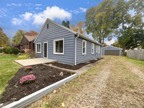 6441 Crest Dr, Waterford Twp, MI, 48329-2902 | Card Image