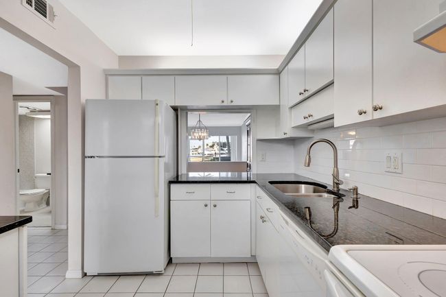 APT-102 - 21 Yacht Club Dr, Condo with 2 bedrooms, 2 bathrooms and null parking in North Palm Beach FL | Image 5
