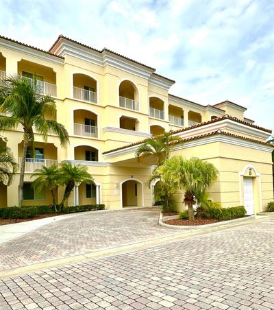 PH02 - 13 Harbour Isle Drive W, Condo with 2 bedrooms, 2 bathrooms and null parking in Fort Pierce FL | Image 2