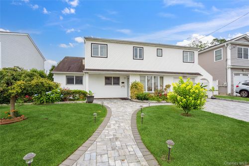 11 Sunrise St, Plainview, NY, 11803-4612 | Card Image