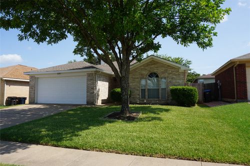 2425 Kelton St, Fort Worth, TX, 76133-8198 | Card Image